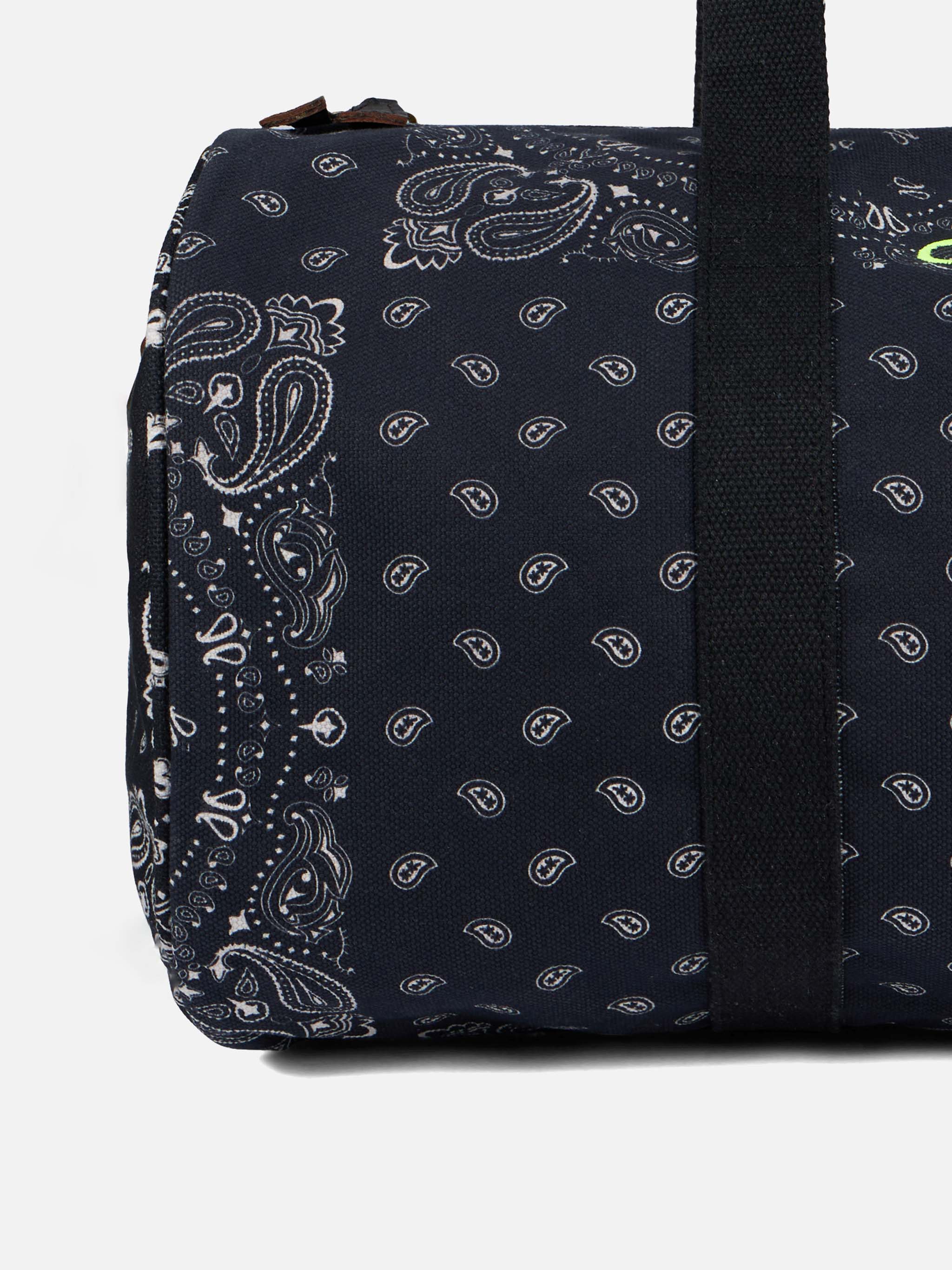 Travel duffel bag with black bandanna print - Image 4