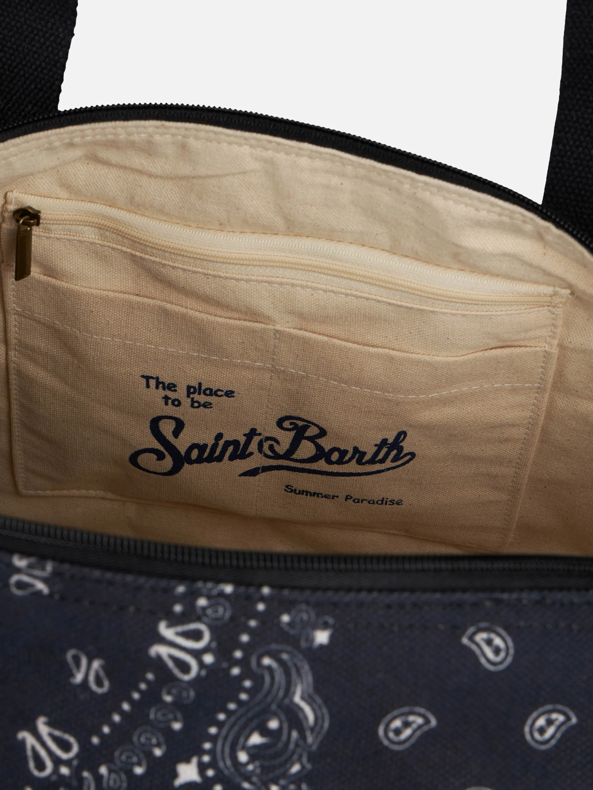 Travel duffel bag with black bandanna print - Image 5