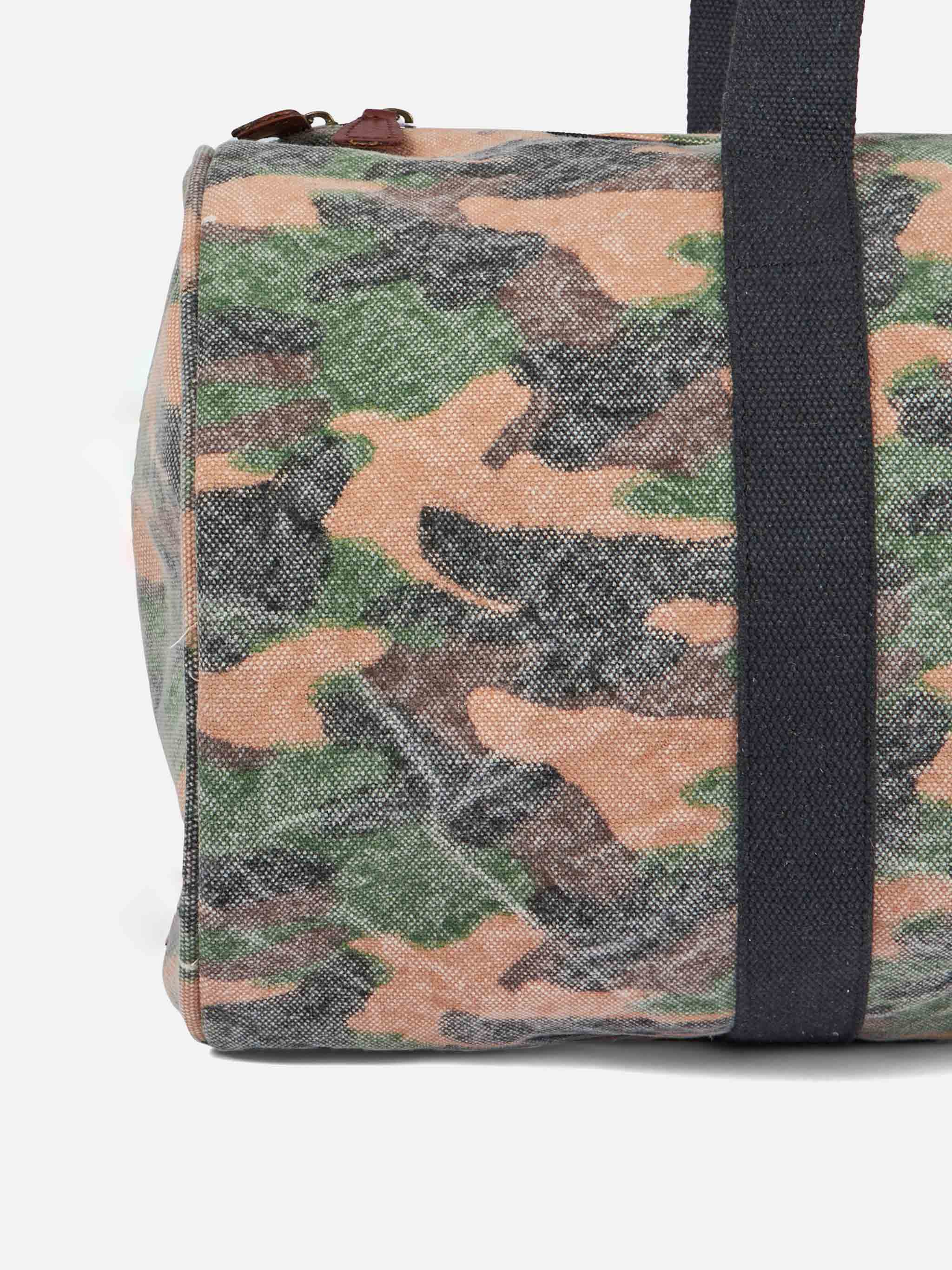Travel duffel bag with camouflage print - Image 5
